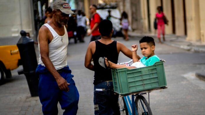 Díaz-Canel felicita a los padres: cubanos le recuerdan por qué no pueden celebrar