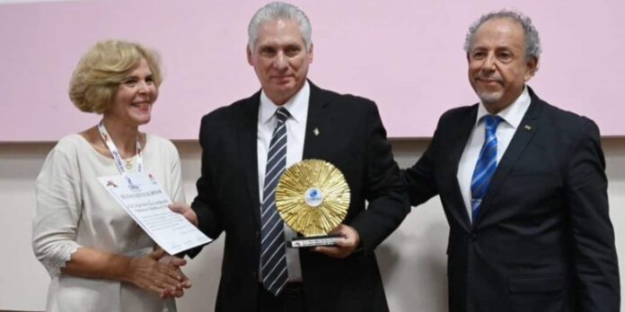 Gobernante Miguel Díaz-Canel recibe premio por su “labor científica”