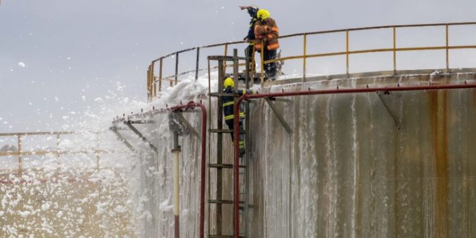 Intentarán extraer 10.000 metros cúbicos de petróleo del tanque incendiado en Matanzas