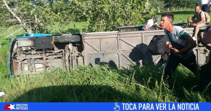 Accidente en Cuba: Una Yutong arrendada se vuelca en carretera de Camagüey