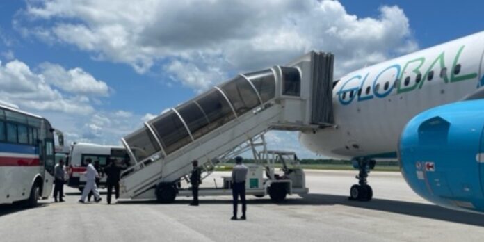 Autoridades de EE.UU. deportan a 56 cubanos por vía aérea