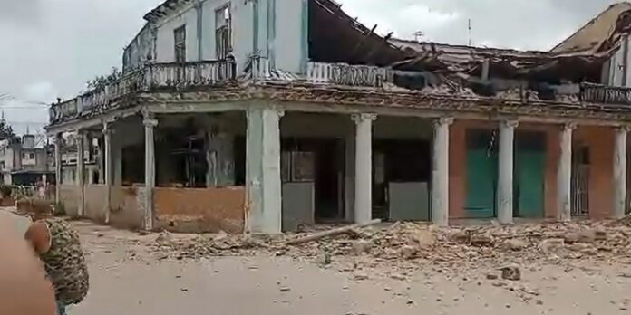 Siguen los derrumbes: se desploma un edificio en Colón, Matanzas