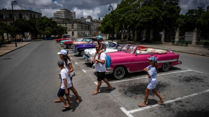 Ni rusos ni chinos salvarán el turismo, opinan cubanos