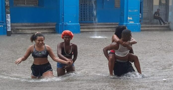 Fuertes lluvias provocan inundaciones en La Habana