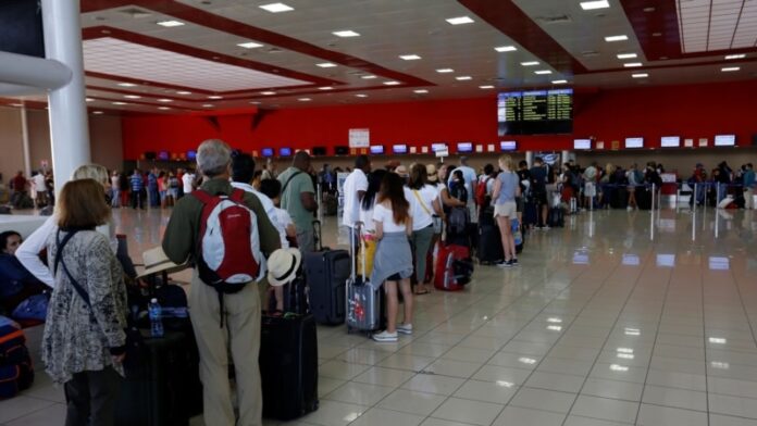 Miles quedan varados en Cuba tras cancelaciones de vuelos, algunos lo habían vendido todo (Video)