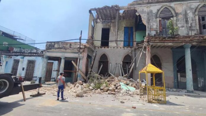 A Once Elegant 19th Century Home Collapses in Havana – Havana Times