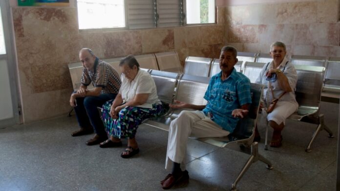 Cubanos describen caos en los hospitales de la isla