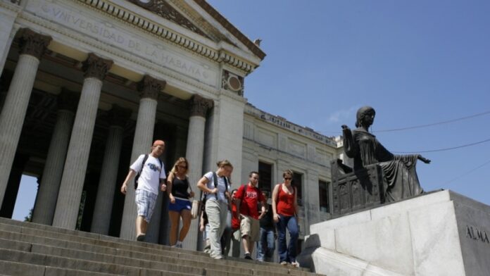 Cae matrícula de Periodismo en Cuba tras obligatoriedad militar impuesta a las estudiantes