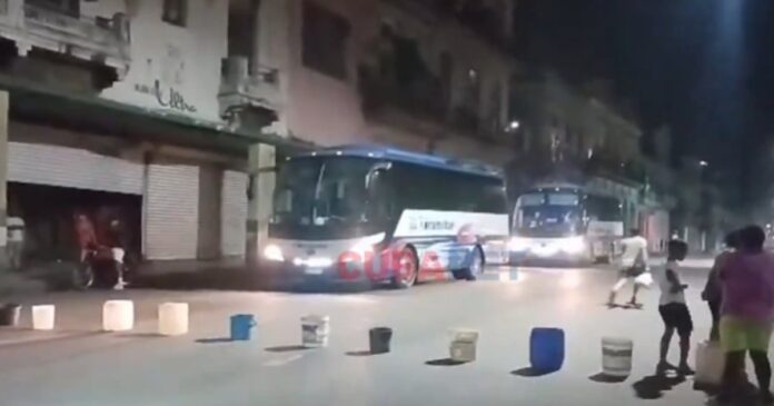 Video: vecinos paralizan el tráfico en Centro Habana en protesta por la falta de agua