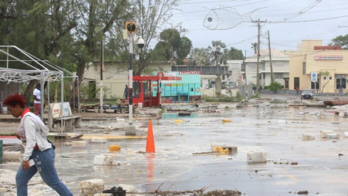 Huracán Beryl toca tierra cerca de Granada