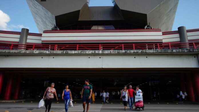 Cubanos temen quedar varados en la isla tras aviso de aerolínea