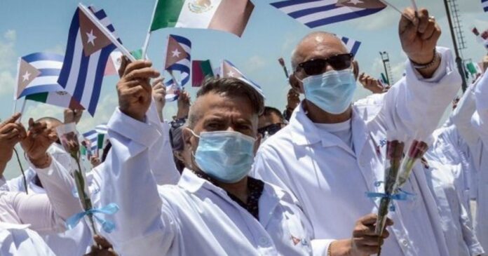 México evalúa extender programa de médicos cubanos bajo nueva presidencia 