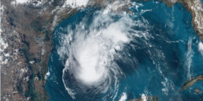 Beryl, ahora tormenta tropical, podría convertirse en huracán antes de azotar Texas