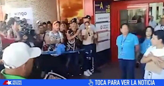 Interviene policía ante protesta en el Aeropuerto de La Habana: Cubanos se sienten estafados por Wingo que les prohíbe volar