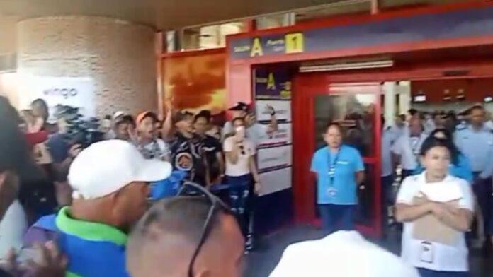 Cubanos protestan en el aeropuerto de La Habana; Aerolínea Wingo no los deja abordar