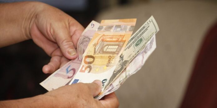 Dólar, euro y MLC caen al unísono en el mercado informal cubano