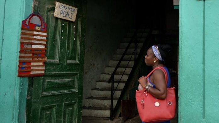 Multan a casi 400 negocios en Cuba por violar topes de precios; la gente dice que los productos desaparecieron