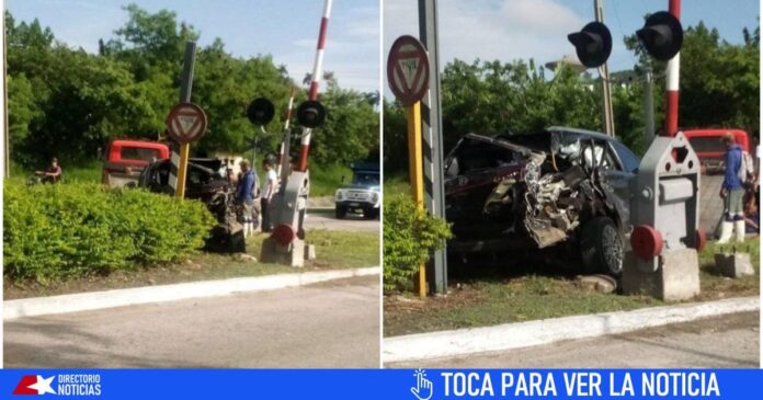 Tren Habana Santiago choca un auto en Santa Clara