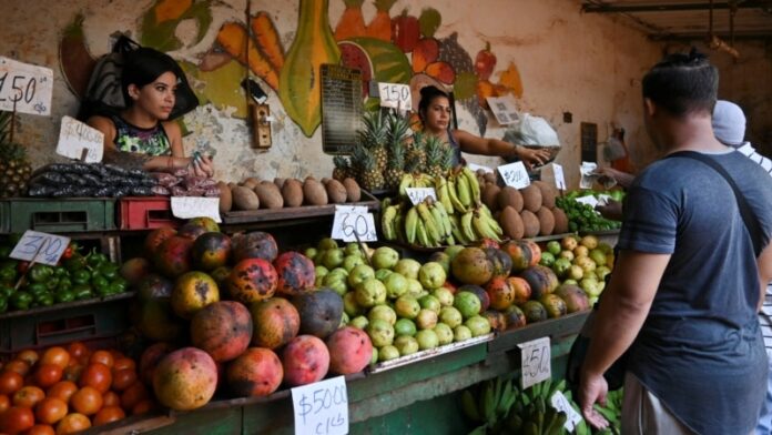 Cuba obliga a negocios privados a vender a precios topados, dice primer ministro