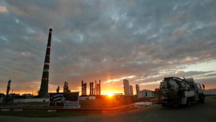 Rusia estudia construir una refinería de petróleo en Cuba, según TASS