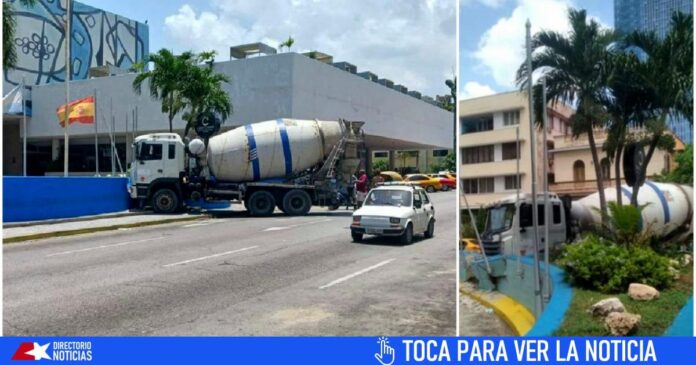 Choca una concretera contra el Hotel Habana Libre