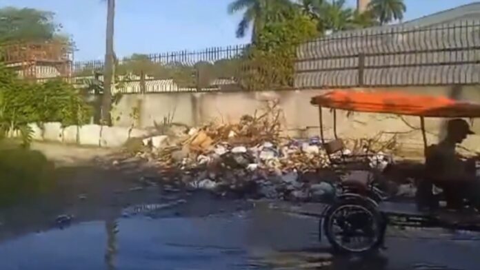 Así está la basura en los alrededores del Hospital Frank País, en La Habana