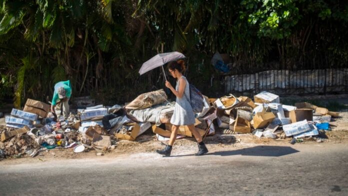 Casi la mitad de los camiones de recoger basura de La Habana no funcionan