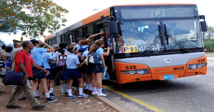 Régimen aprueba que cubanos importen medios de transporte