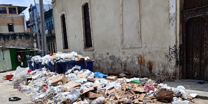 “No respetan nada”: Un basurero en la puerta de una parroquia en La Habana