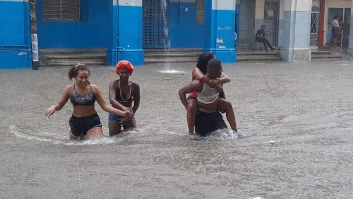 Cubanos se quejan de desinformación en medio de activa temporada ciclónica