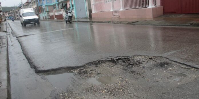 Baches y accidentes: las carreteras cubanas están en ruinas