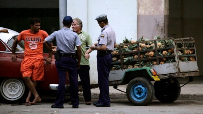 Controles de precios en Cuba: propaganda estatal se ensaña con los negocios privados