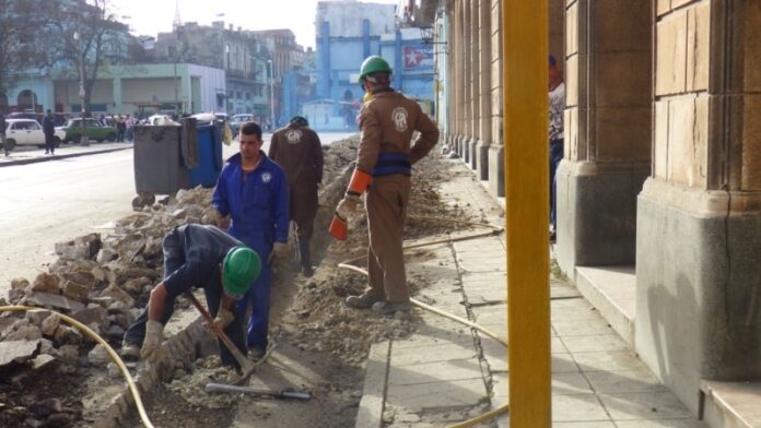 “El agua se derrama por todos lados”: Cubanos se quejan de los salideros en La Habana