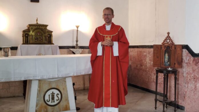 Sacerdote convocó a orar por Cuba y Venezuela y terminó amenazado por el Ministerio del Interior