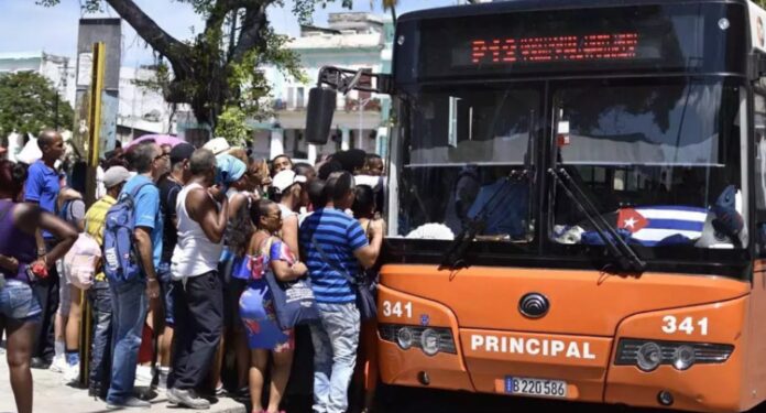 Crisis del transporte público en Cuba: casi 50 millones de pasajeros menos que en 2023