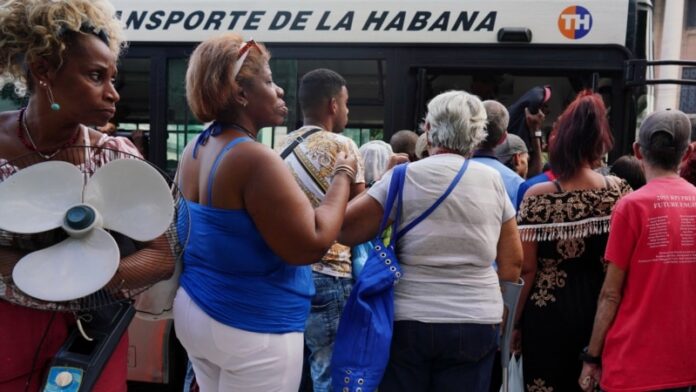 Gobierno reconoce debacle del transporte público en Cuba