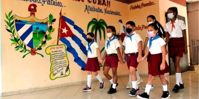 Reducir la cantidad de escuelas: Solución a futuro al déficit de maestros