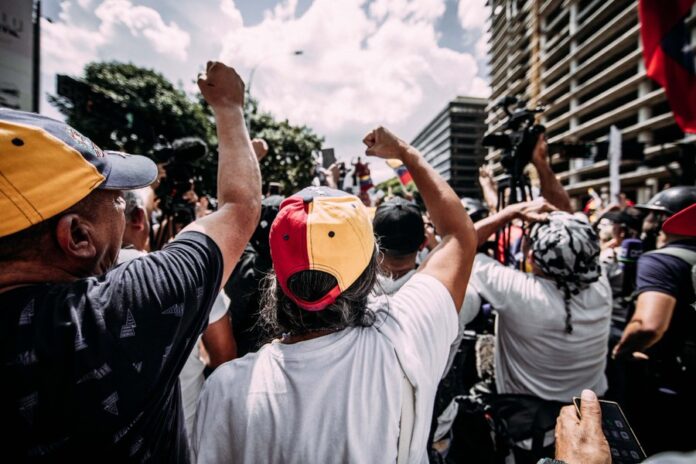 “No somos oposición, somos gobierno”: miles de venezolanos se manifiestan contra el chavismo