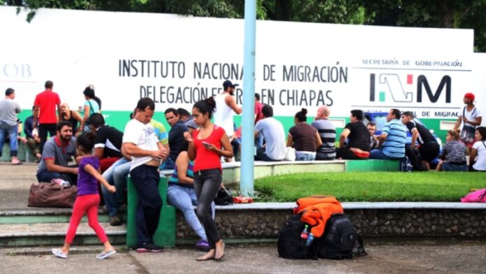 Cubana se abre paso en Tapachula impartiendo clases a niños migrantes