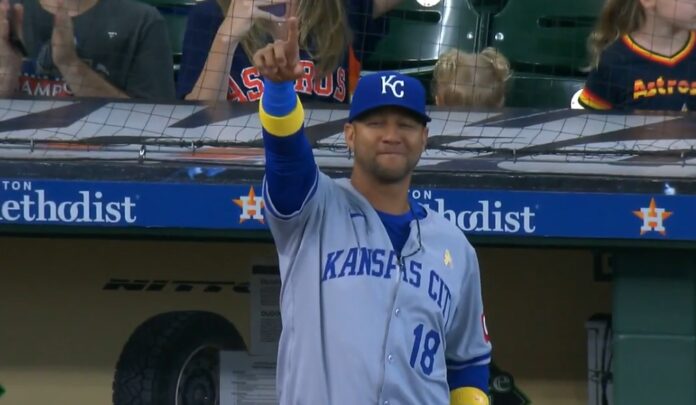 Yuli Gurriel regresa a la MLB e iguala récord histórico de peloteros cubanos