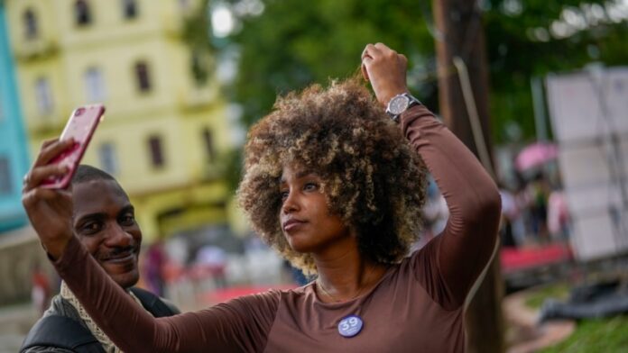 Cada vez más cubanos se sueltan el cabello y tratan de reivindicar su herencia afro