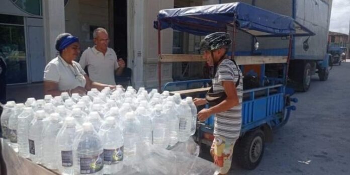 Venta de agua embotellada: El régimen lucra con la crisis hídrica en Caibarién