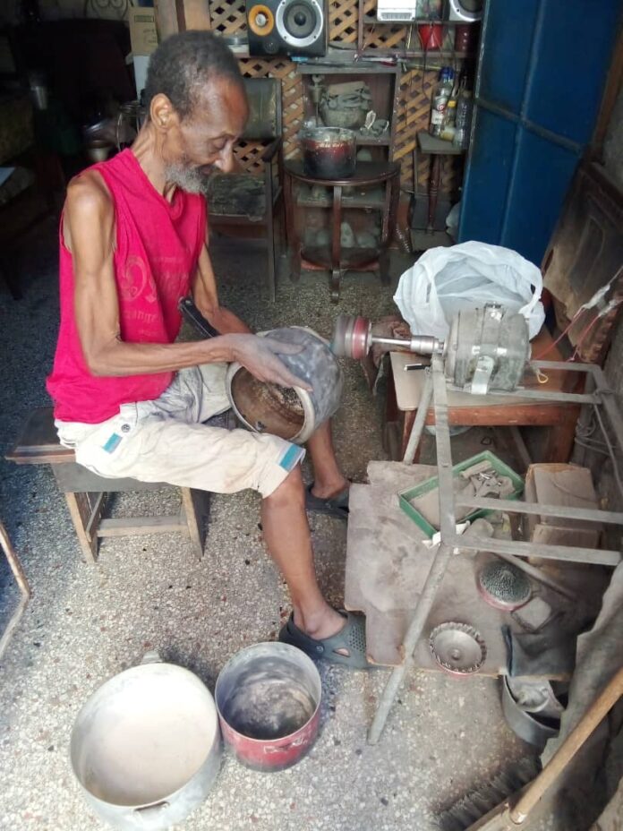 Pot and Pan Polishers are a Valued Skill in Cuba – Havana Times