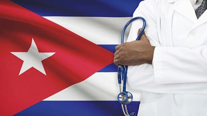 Con un sistema de salud en crisis, el régimen envía más médicos cubanos a Dominica