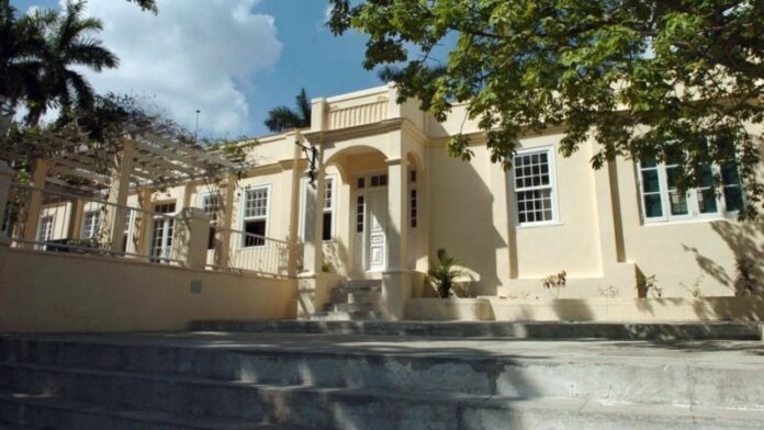 Aguas albañales corren frente a la Casa de Ernest Hemingway en Cuba