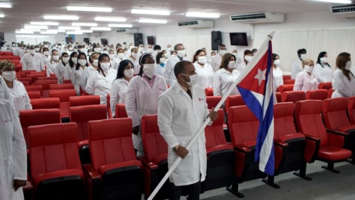 Piden revocar visas de EEUU a funcionarios de OPS y de países implicados en trata de médicos cubanos