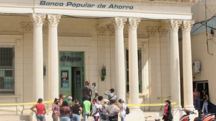 Dos médicos cubanos llevan casi un año sin cobrar el salario de una “misión” en Angola