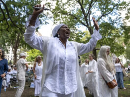 La artista afrocubana Campos-Pons lidera una procesión por la humanidad en Nueva York