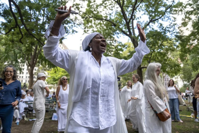 La artista afrocubana Campos-Pons lidera una procesión por la humanidad en Nueva York