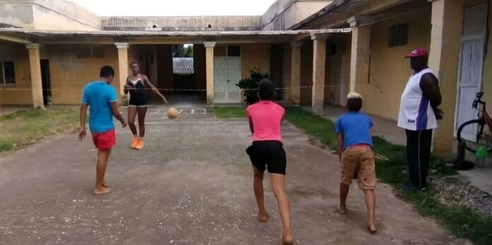 Nuevo invento del Comunismo: Voleibol de playa sin arena